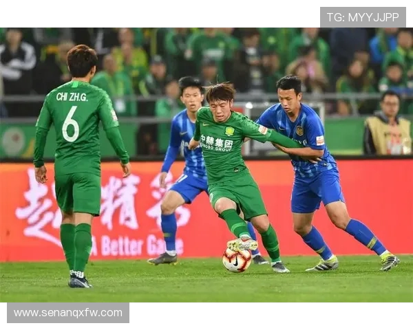 重庆与国安激战正酣精彩瞬间回顾与赛场氛围全景展示 重庆与国安激战正酣精彩瞬间回顾与赛场氛围全景展示